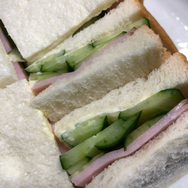 ハムときゅうりのシンプルサンドイッチ